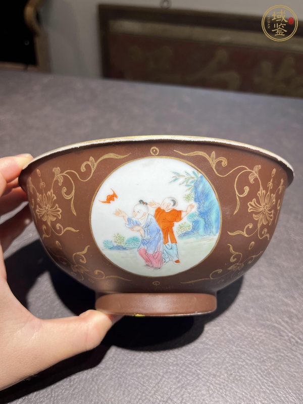 古玩陶瓷醬釉描金開窗粉彩人物碗真品鑒賞圖