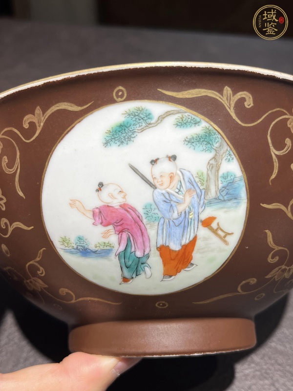 古玩陶瓷醬釉描金開窗粉彩人物碗真品鑒賞圖