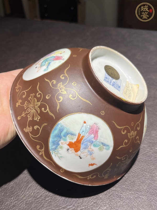 古玩陶瓷醬釉描金開窗粉彩人物碗真品鑒賞圖