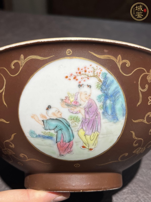 古玩陶瓷醬釉描金開窗粉彩人物碗真品鑒賞圖