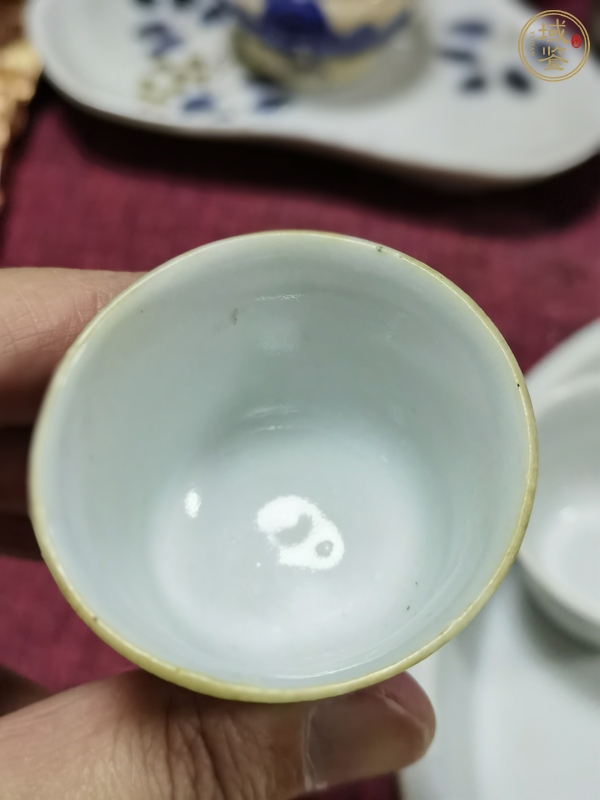 古玩陶瓷花卉紋粉彩杯真品鑒賞圖