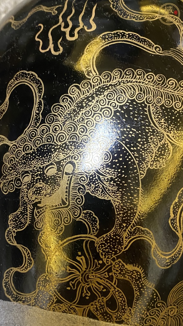 古玩陶瓷烏金釉描金獅子銹球紋觀音瓶真品鑒賞圖