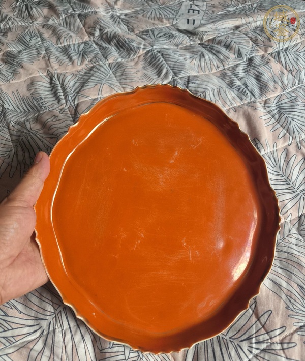 古玩陶瓷珊瑚紅描金印章紋茶盤真品鑒賞圖