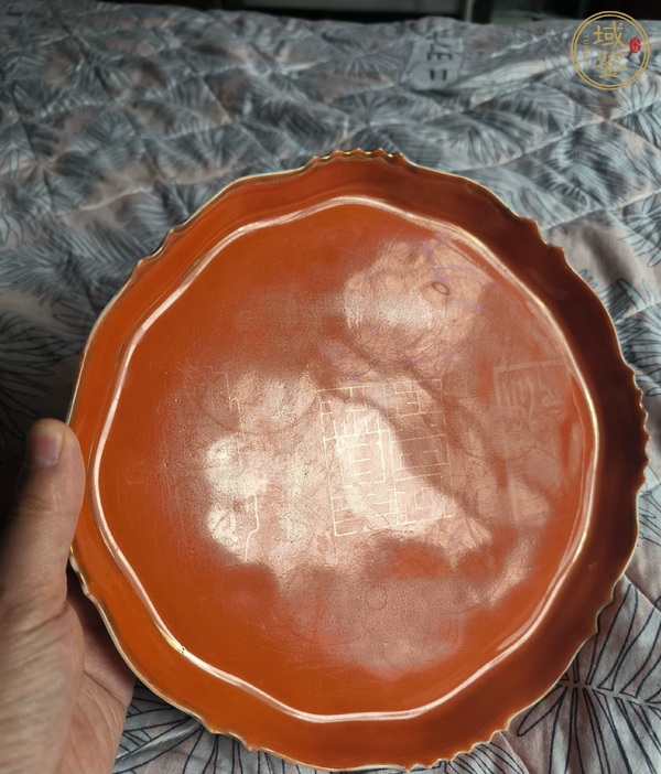 古玩陶瓷珊瑚紅描金印章紋茶盤真品鑒賞圖
