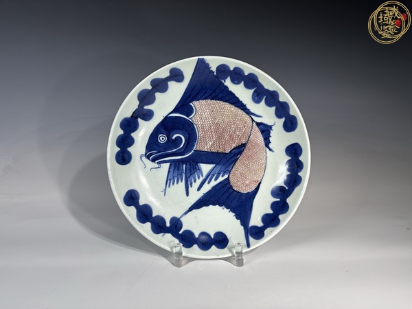 古玩陶瓷清中期青花釉里紅魚(yú)盤真品鑒賞圖