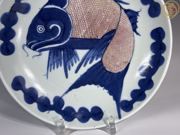 古玩陶瓷清中期青花釉里紅魚(yú)盤真品鑒賞圖