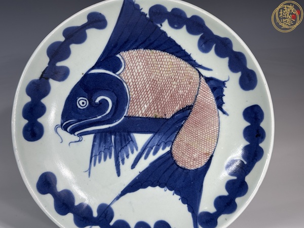 古玩陶瓷清中期青花釉里紅魚(yú)盤真品鑒賞圖