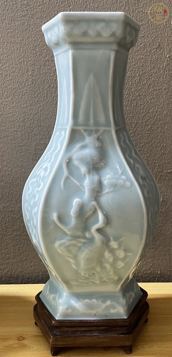 古玩陶瓷青釉模印松鶴圖六方瓶真品鑒賞圖