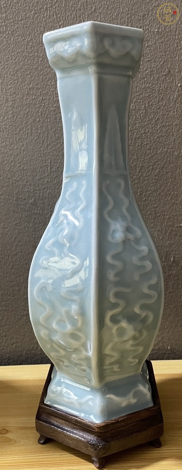 古玩陶瓷青釉模印松鶴圖六方瓶真品鑒賞圖