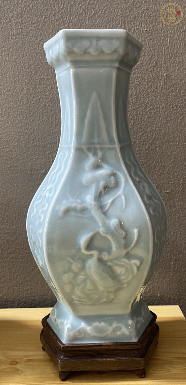 古玩陶瓷青釉模印松鶴圖六方瓶真品鑒賞圖