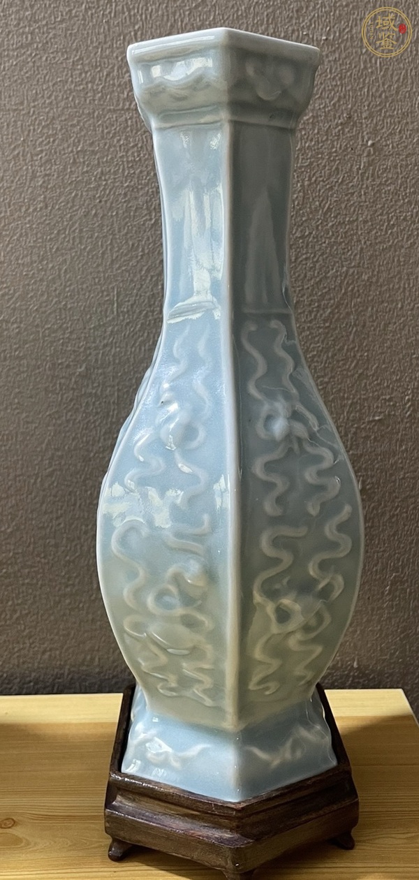 古玩陶瓷青釉模印松鶴圖六方瓶真品鑒賞圖