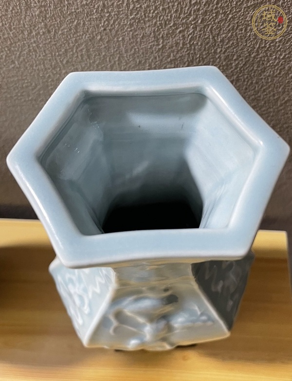 古玩陶瓷青釉模印松鶴圖六方瓶真品鑒賞圖