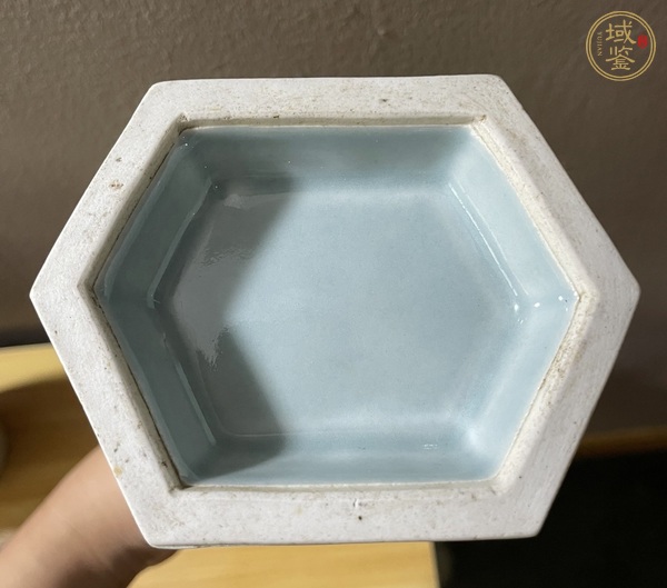 古玩陶瓷青釉模印松鶴圖六方瓶真品鑒賞圖