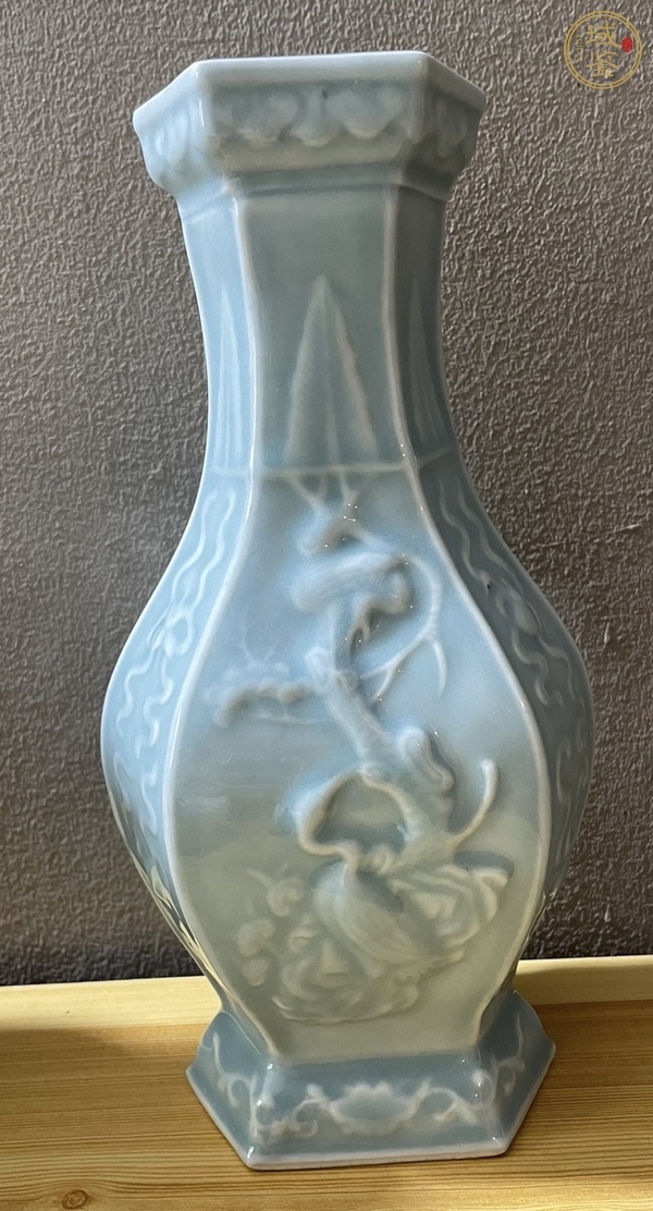 古玩陶瓷青釉模印松鶴圖六方瓶真品鑒賞圖