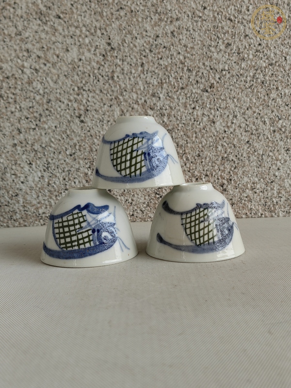 古玩陶瓷釉下彩魚藻紋杯真品鑒賞圖