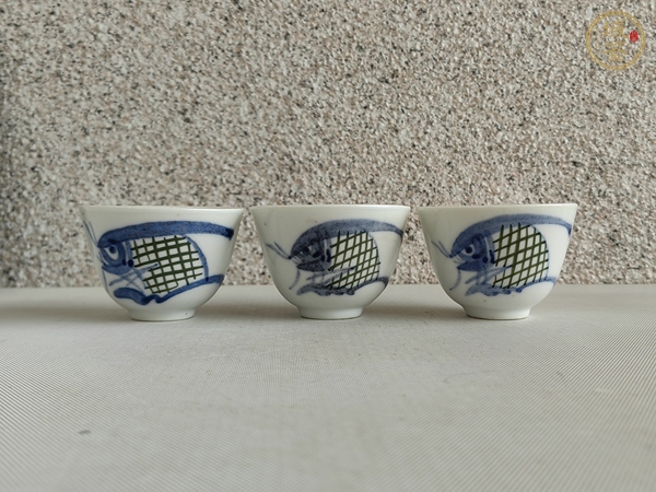 古玩陶瓷釉下彩魚藻紋杯真品鑒賞圖