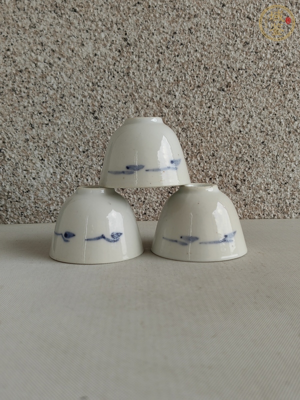 古玩陶瓷釉下彩魚藻紋杯真品鑒賞圖