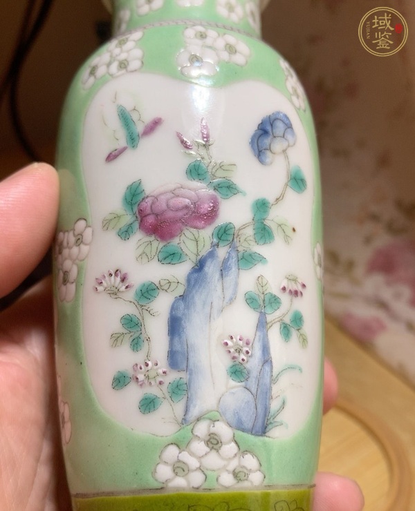 古玩陶瓷蘋(píng)果綠開(kāi)光花卉紋棒槌瓶真品鑒賞圖