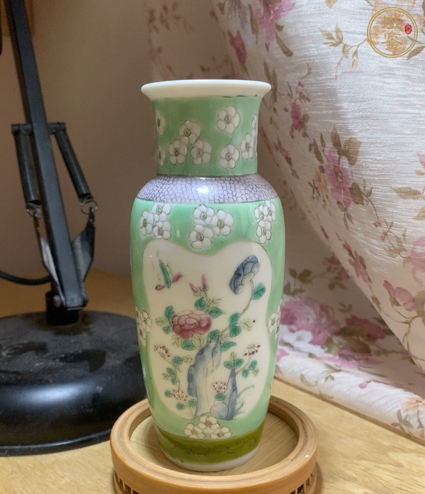 古玩陶瓷蘋(píng)果綠開(kāi)光花卉紋棒槌瓶真品鑒賞圖
