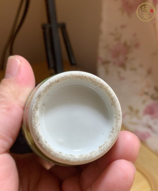 古玩陶瓷蘋(píng)果綠開(kāi)光花卉紋棒槌瓶真品鑒賞圖