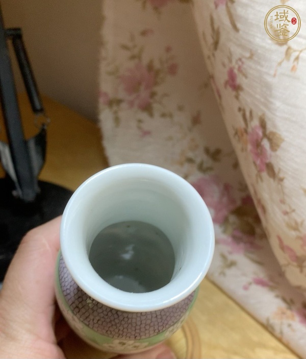 古玩陶瓷蘋(píng)果綠開(kāi)光花卉紋棒槌瓶真品鑒賞圖