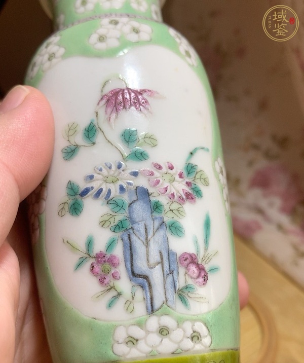 古玩陶瓷蘋(píng)果綠開(kāi)光花卉紋棒槌瓶真品鑒賞圖