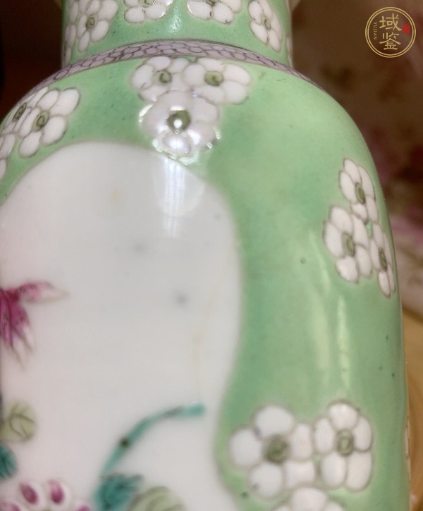 古玩陶瓷蘋(píng)果綠開(kāi)光花卉紋棒槌瓶真品鑒賞圖