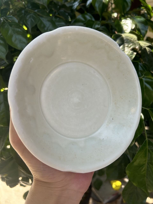 古玩陶瓷館藏級精品五代十國宣州白釉葵口盤拍賣，當前價格5980元
