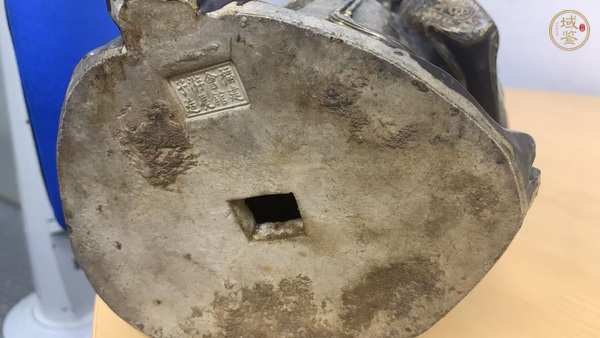 古玩陶瓷黑地描金花卉紋羅漢像真品鑒賞圖