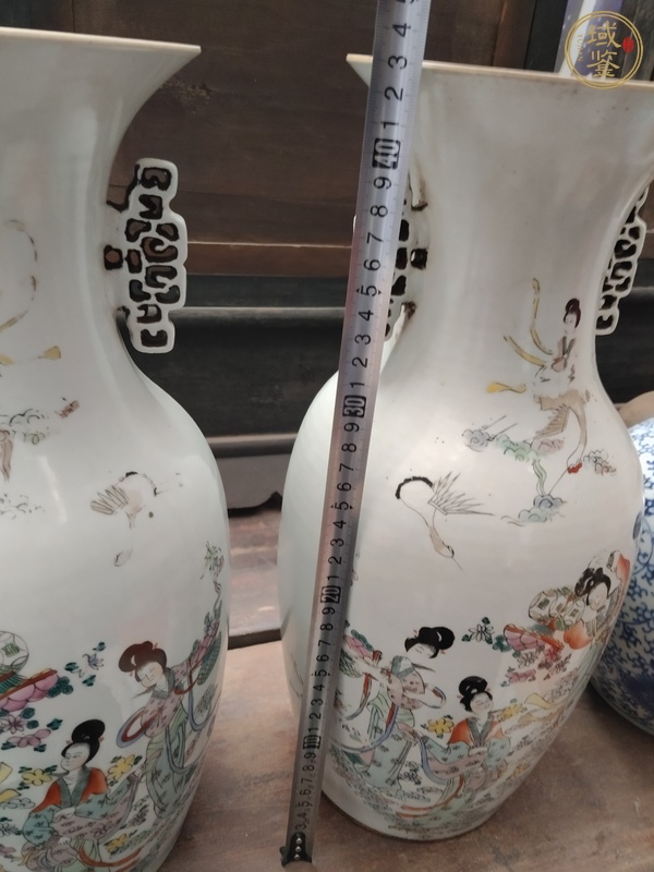 古玩陶瓷粉彩人物詩(shī)文雙耳瓶真品鑒賞圖