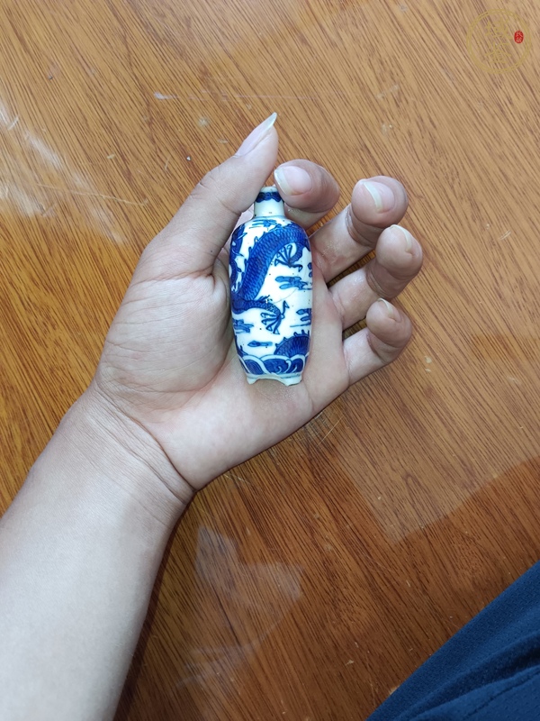 古玩陶瓷青花龍紋鼻煙壺真品鑒賞圖