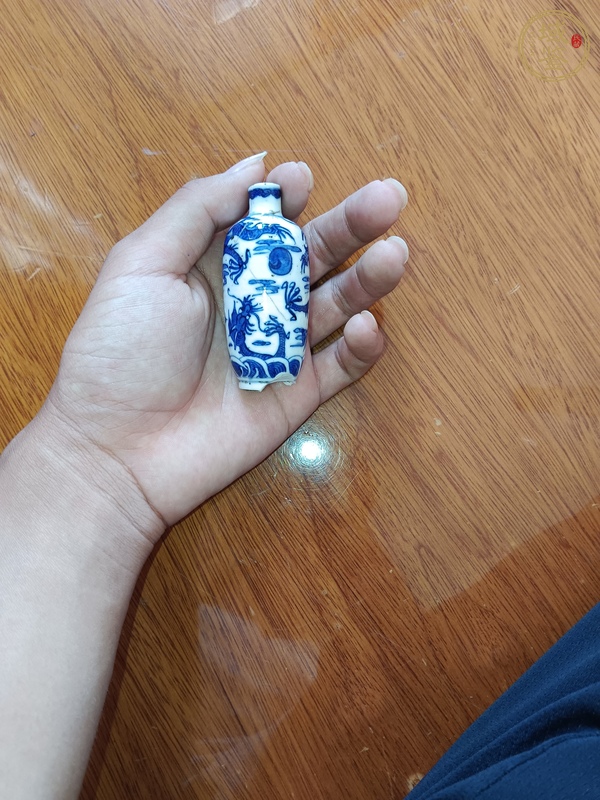 古玩陶瓷青花龍紋鼻煙壺真品鑒賞圖