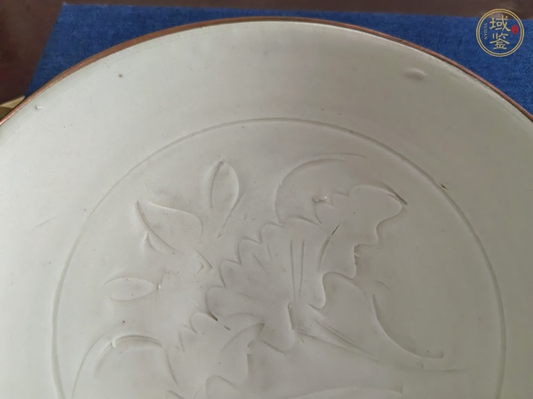 古玩陶瓷定窯白釉刻花盤真品鑒賞圖