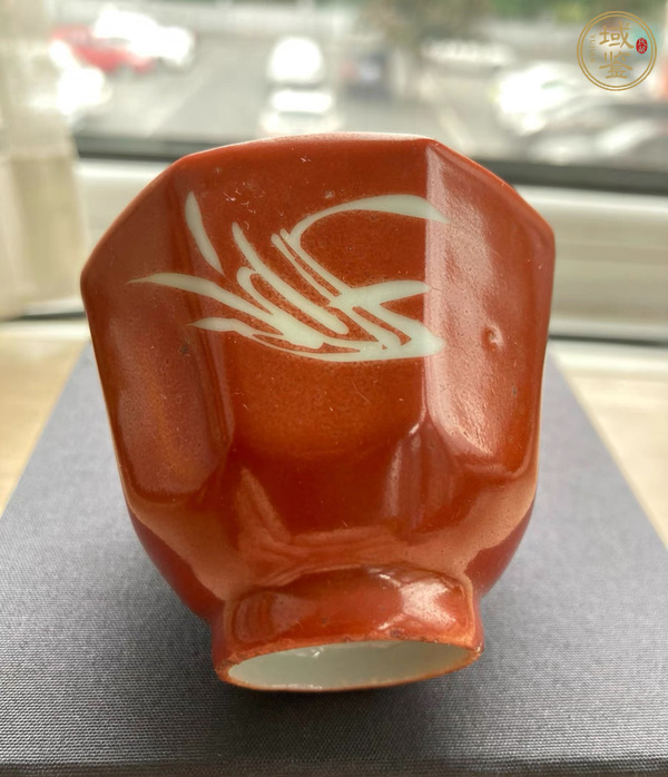 古玩珊瑚紅釉留白蘭花杯真品鑒賞圖
