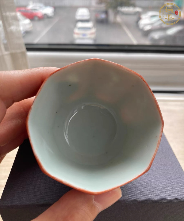 古玩陶瓷珊瑚紅釉留白蘭花杯真品鑒賞圖