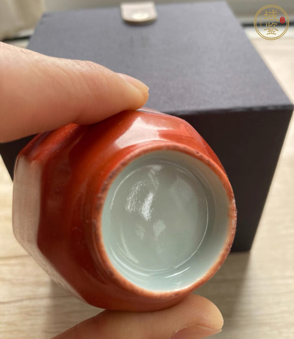 古玩陶瓷珊瑚紅釉留白蘭花杯真品鑒賞圖