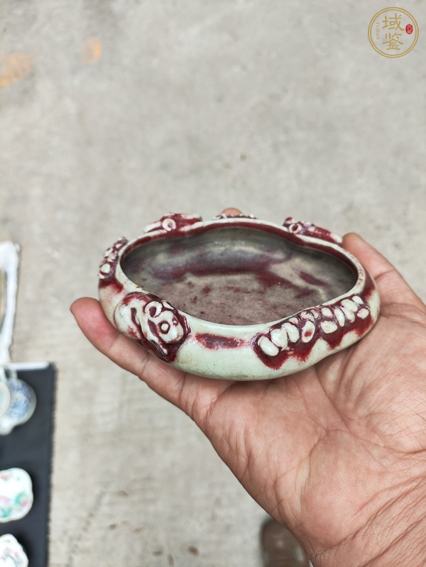 古玩陶瓷清中期紅釉堆塑松鼠葡萄文房筆洗真品鑒賞圖
