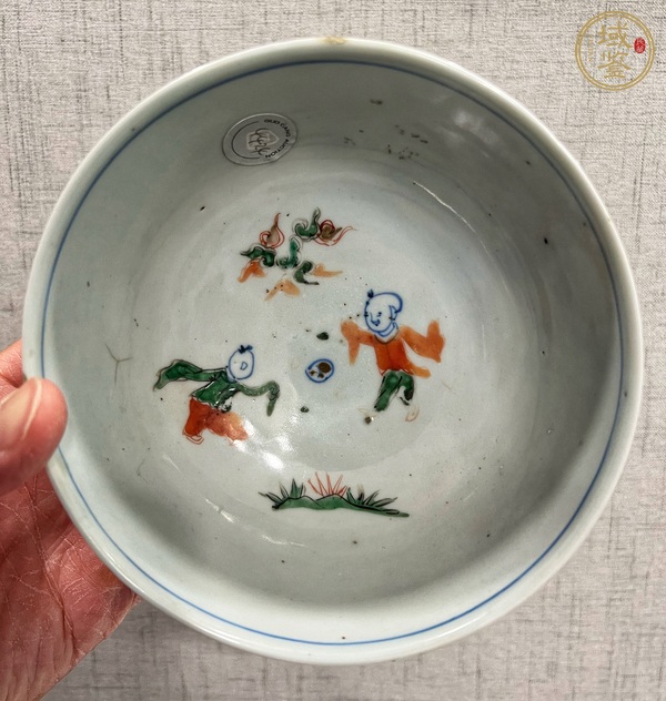 古玩陶瓷青花五彩童子?jì)霊蚣y碗真品鑒賞圖