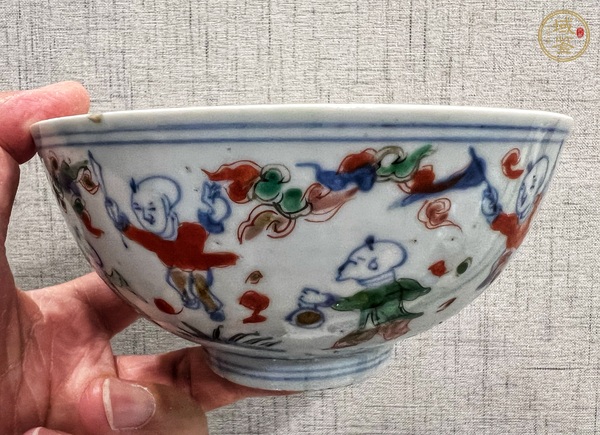 古玩陶瓷青花五彩童子?jì)霊蚣y碗真品鑒賞圖