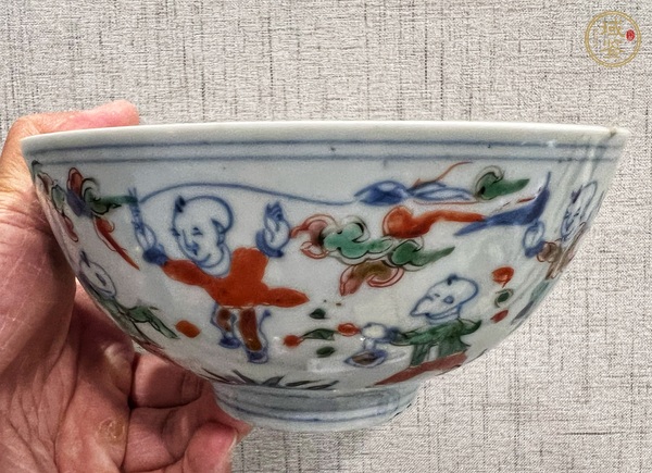古玩陶瓷青花五彩童子?jì)霊蚣y碗真品鑒賞圖