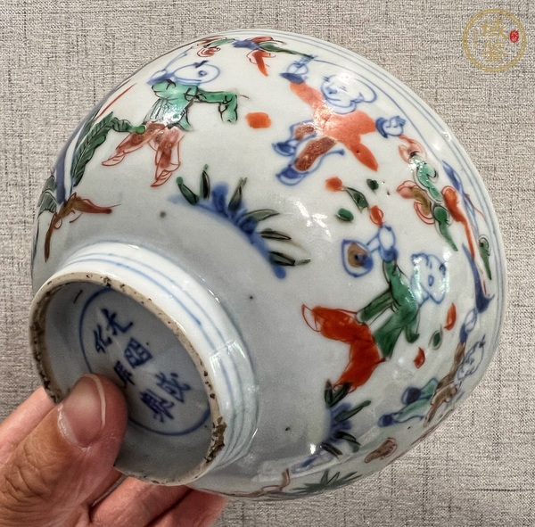 古玩陶瓷青花五彩童子?jì)霊蚣y碗真品鑒賞圖