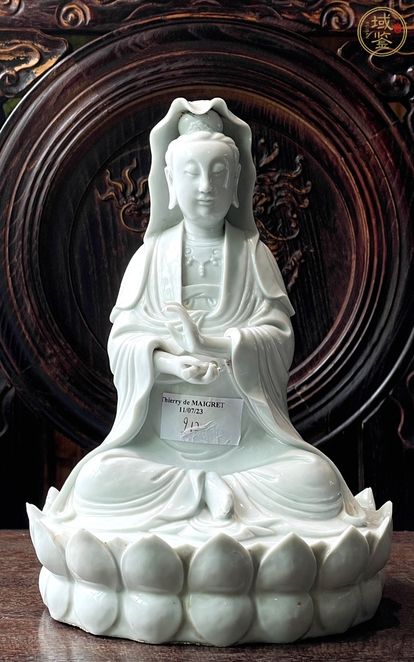 古玩陶瓷清代早期德化窯白釉坐蓮觀音塑像真品鑒賞圖