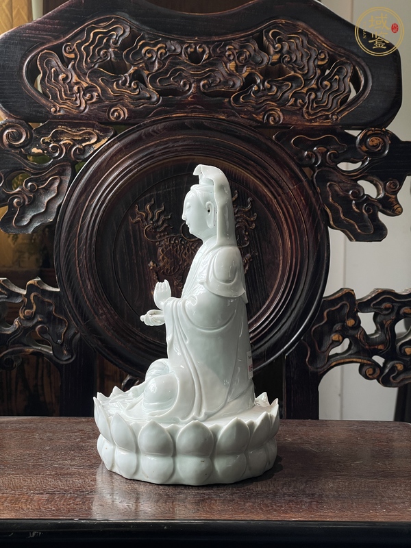 古玩陶瓷清代早期德化窯白釉坐蓮觀音塑像真品鑒賞圖