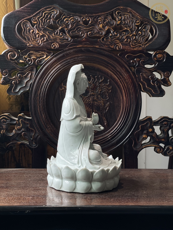古玩陶瓷清代早期德化窯白釉坐蓮觀音塑像真品鑒賞圖
