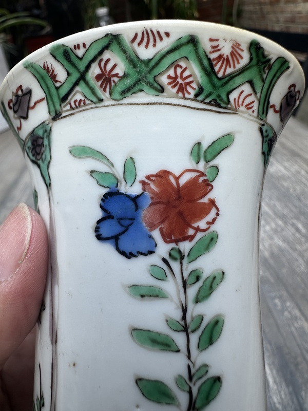 古玩陶瓷康熙五彩花卉紋花觚拍賣，當(dāng)前價(jià)格5777元