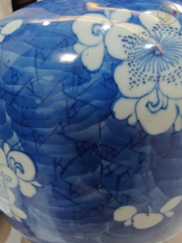 古玩陶瓷青花留白冰梅紋罐真品鑒賞圖