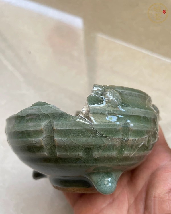 古玩陶瓷龍泉窯八卦紋三足爐殘片真品鑒賞圖