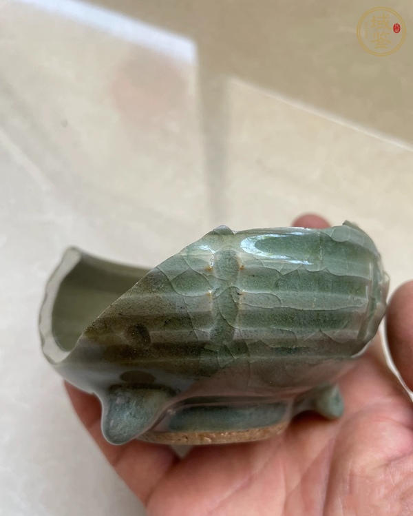 古玩陶瓷龍泉窯八卦紋三足爐殘片真品鑒賞圖