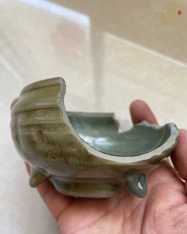 古玩陶瓷龍泉窯八卦紋三足爐殘片真品鑒賞圖