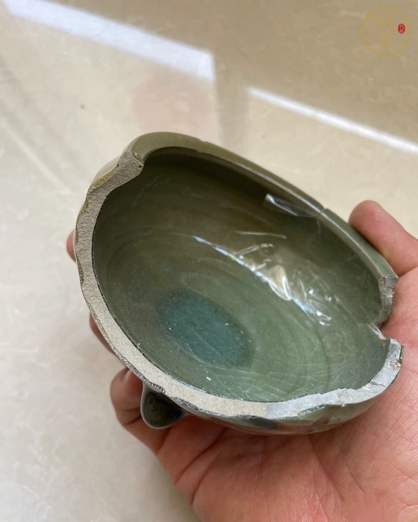 古玩陶瓷龍泉窯八卦紋三足爐殘片真品鑒賞圖